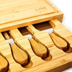 Käsebrett Mit Messerfach 25,2x3x19,5 Cm 4 Spezialmesser Pflegeleicht 12 Käsebrett Mit Messerfach 25,2x3x19,5 Cm 4 Spezialmesser Pflegeleicht -Warmekuche Pro Geschaft 10038079 yy 0006 logo